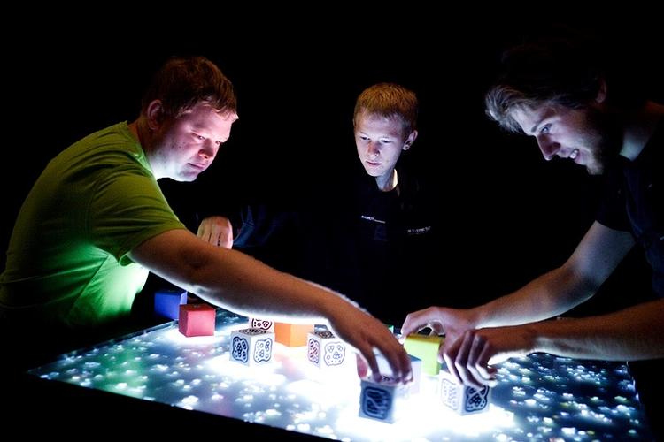 Fremtidsleg. På udstillingen Next i Ridehuset kan man blandt andet få fingrene i de såkaldte multitouch displays, se en velgørenhedsrobot i aktion eller prøve en Paperphone. 