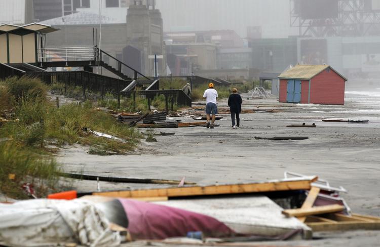 orkan. Folk besigtiger skaderne langs stranden i Atlantic City, New Jersey, efter at orkanen Irene har hærget tidligere i dag. 