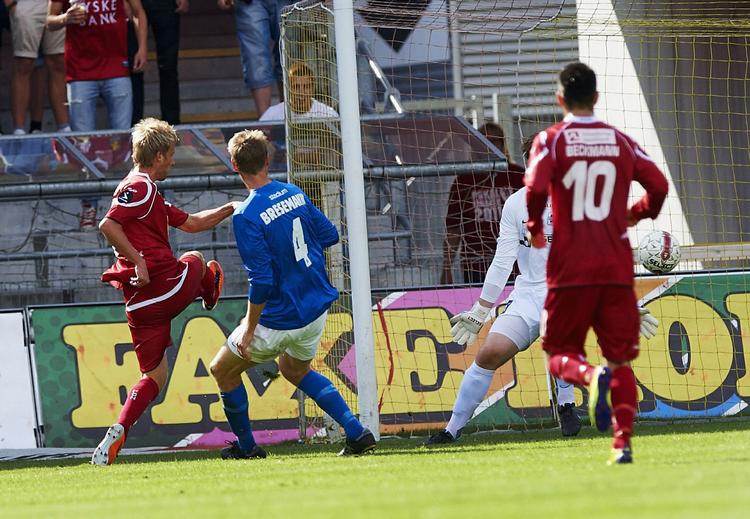 1-0. FC Nordsjællands første mål scorede Tobias Mikkelsen mod sine tidligere klubkammerater fra Lyngby. 