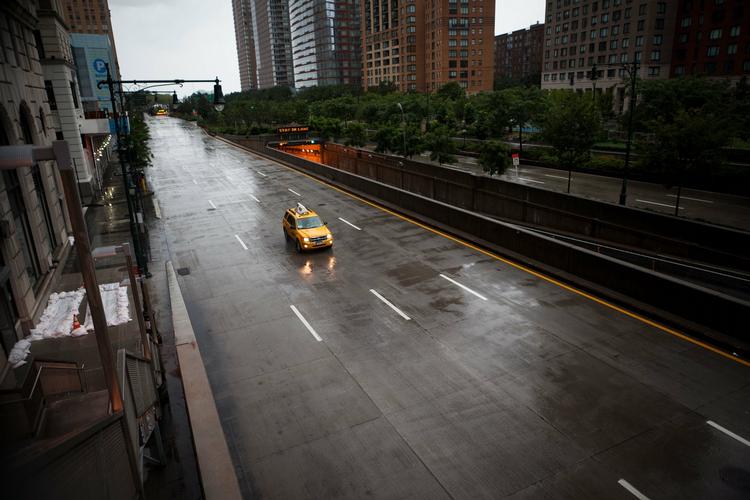 En ensom taxa trodsede myndighedernes advarsler og blev på vejene i New York. Her i Battery Park-området på Manhattan. 