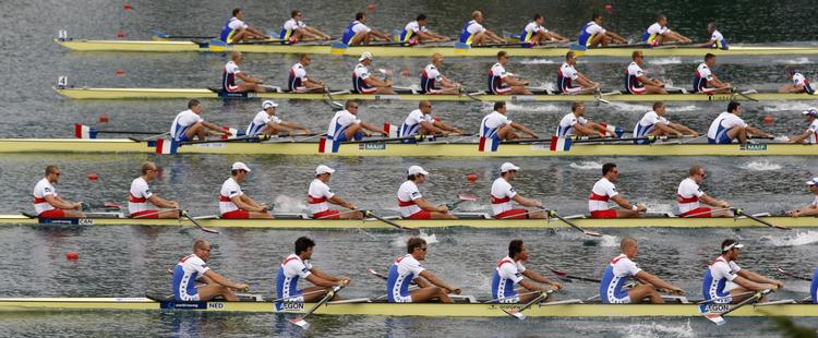 vm-start. Der er trængsel på banen, når otterne drøner af sted ved VM. 