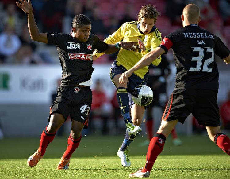 klemt. Endnu en gang oplevede Brøndby, at en føring ikke ramte til sejr, da Jens Stryger Larsen blev stoppet af FC Midtjylland. 