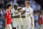 1-0. Med et fornemt lob bragte Cesar Santin FCK foran 1-0, efter Dame N'Doye først var blevet afværgret. 