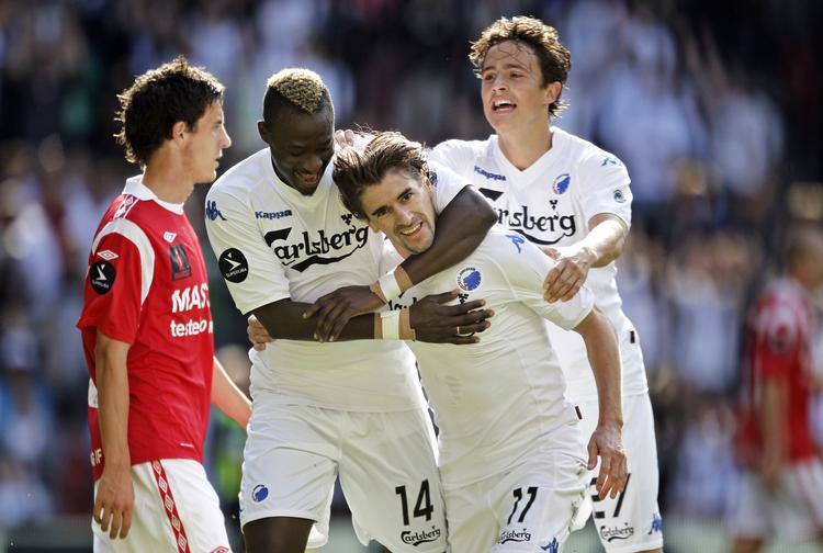 1-0. Med et fornemt lob bragte Cesar Santin FCK foran 1-0, efter Dame N'Doye først var blevet afværgret. 