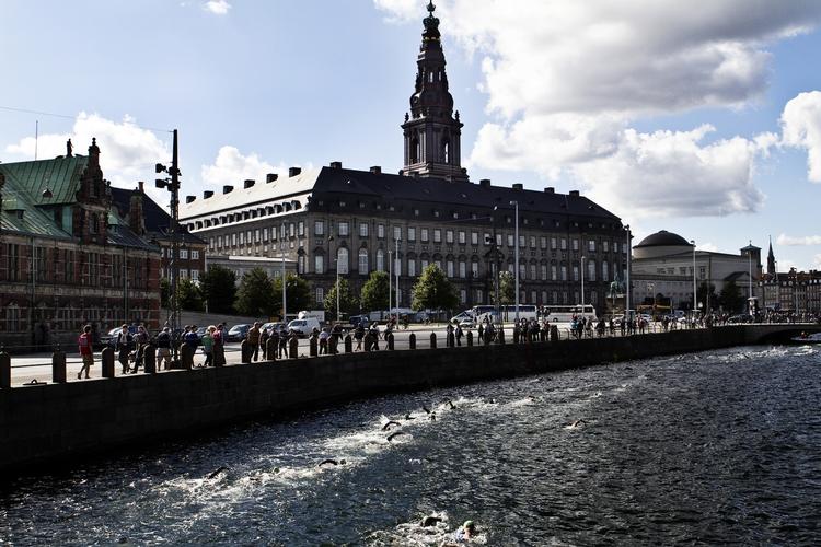 AFLYSNING. Der bliver ingen kanalrundfart for de mere end 1200 svømmere, der var tilmeldt Christiansborg Rundt i dag, lørdag. 