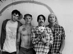 Underholder. Bandets 48-årige Flea (nr. to fra venstre) taler hurtigt og helst hele tiden, mens forsanger Anthony Kiedis her har medbragt en hund. 
