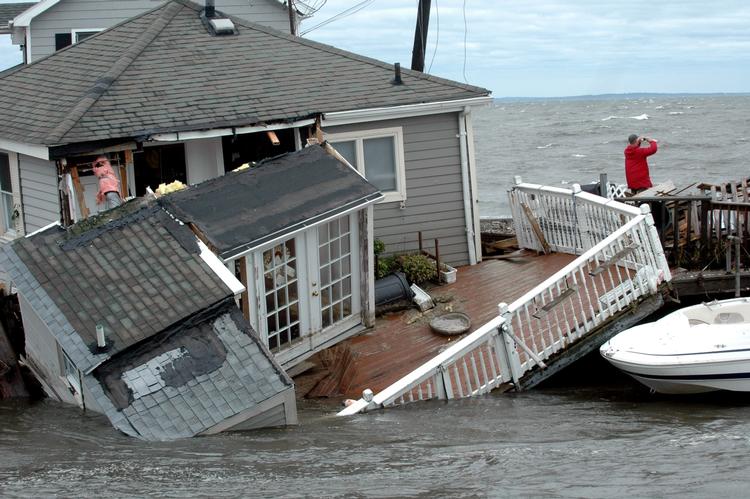 Ødelæggelse. Orkanen ramte hårdt i New England-staterne. Her en situation fra Fairfield, Connecticut. 