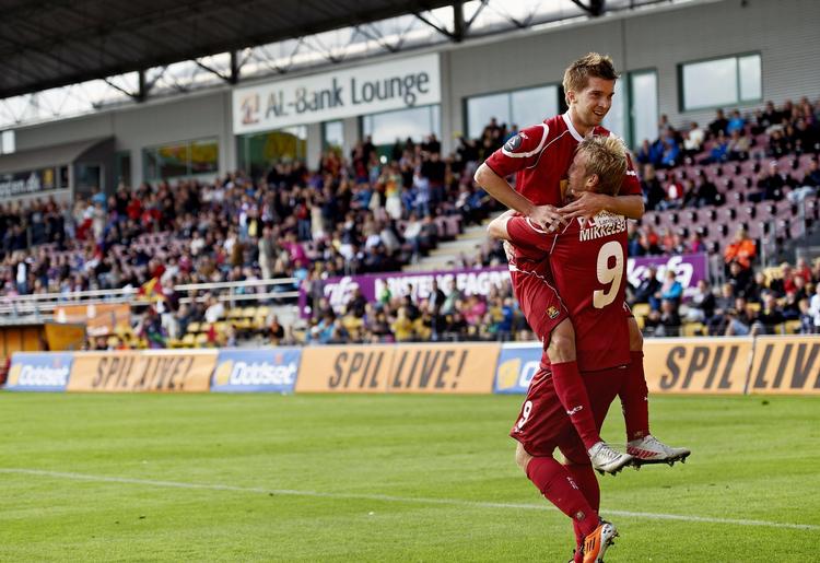 jubel. To af målscorerne mod Lyngby jubler sammen; Andreas Laudrup og Tobias Mikkelsen. 