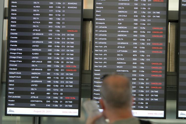 Aflyst. Omkring 11.000 afgange er blevet aflyst på grund af orkanen Irene. 
