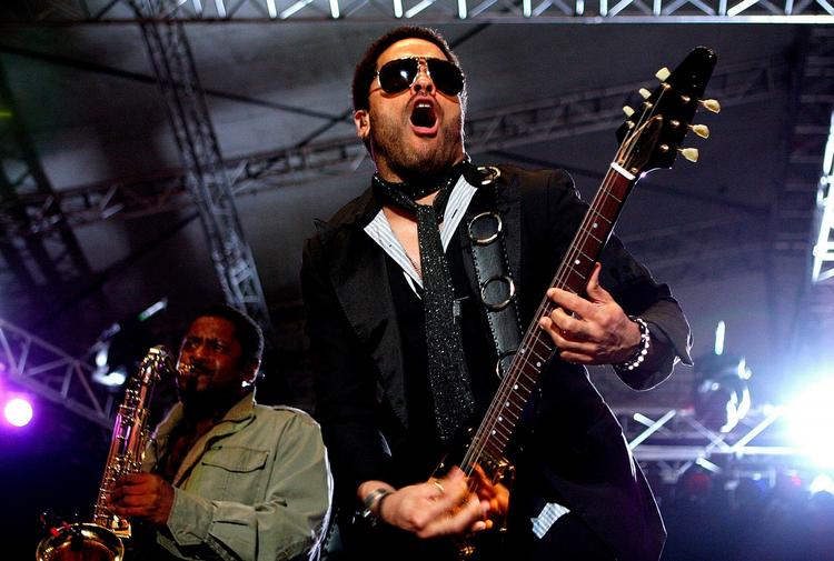 Poser. »Halvdelen af de 16 sange burde være hældt i demo-kassen,« skriver Simon Lund om 'Black and White America'. 