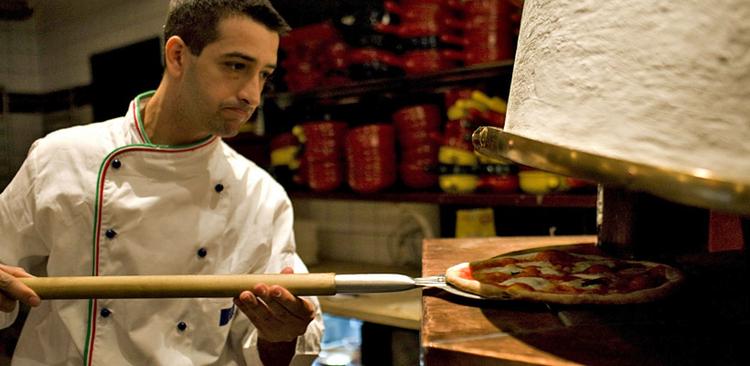 PIZZA.  Klassisk pizza i stenovn kender de fleste. I Pisa får man dem i metermål (arkivfoto). 