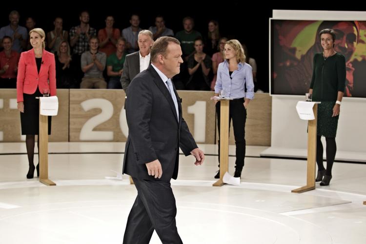 Angreb. Lars Løkke Rasmussen er på vej tilbage til sin pult efter et angreb på Helle Thorning-Schmidt og Villy Søvndal. 