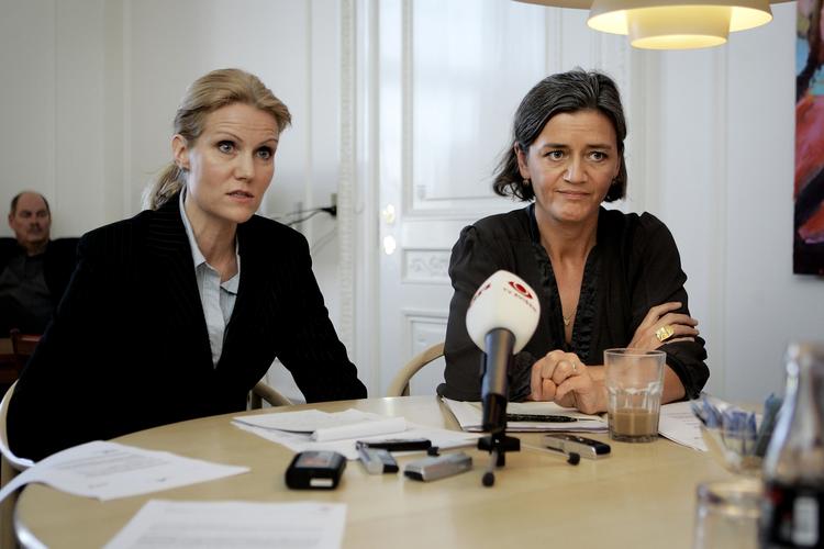 Valgkamp. Margrethe Vestager (t.h.) peger på Helle Thorning-Schmidt som statsminister, men betaling for lægebesøg er der uenighed om i rød blok. 