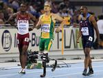 Oscar Pistorius (i midten) skal på tartanbanen igen i weekenden, hvor han er en del af Sydafrikas hold på 4x400 meter stafet. 