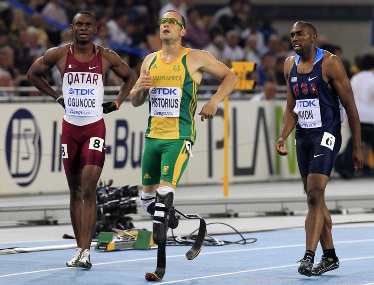 Oscar Pistorius (i midten) skal på tartanbanen igen i weekenden, hvor han er en del af Sydafrikas hold på 4x400 meter stafet. 