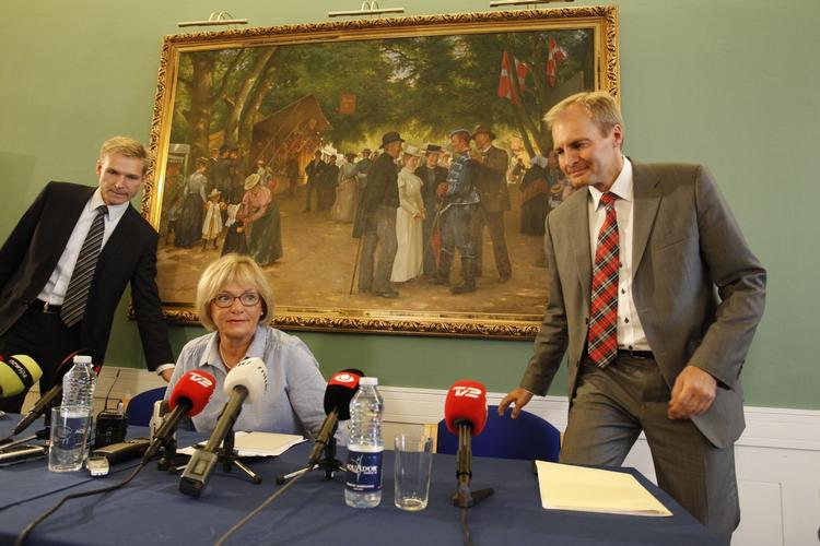 DF. Toppen af Dansk Folkeparti har på et pressemøde præsenteret en række stramninger på udlændingeområdet, som partiet går til valg på. 