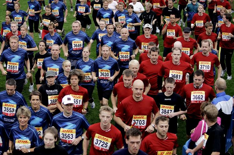 KILOMETERDEMOKRATI. Nye kridtstreger i græsset ved start og mål, viser løberne, hvornår de 5 km er klaret. 