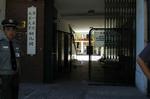 BØRNEHAVEANGREB. Episoden i Shanghai er det seneste i en stribe af angreb på daginstitutionsbørn i Kina. Her ses sikkerhedsvagter ud for børnehave i Beijing efter et knivangreb på 15 børn og tre pædagoger i 2004. 