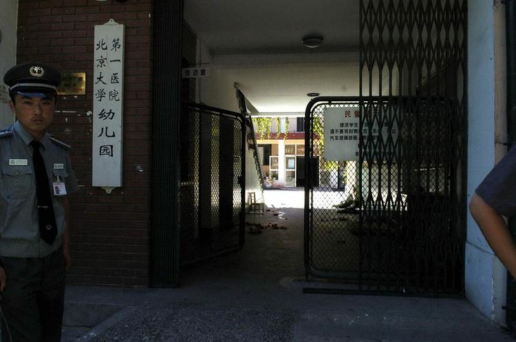 BØRNEHAVEANGREB. Episoden i Shanghai er det seneste i en stribe af angreb på daginstitutionsbørn i Kina. Her ses sikkerhedsvagter ud for børnehave i Beijing efter et knivangreb på 15 børn og tre pædagoger i 2004. 