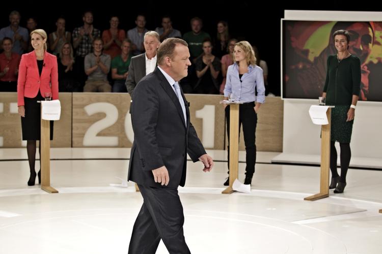 overraskende. Statsministeren gik ud på gulvet og helt hen til Helle Thorning-Schmidt (S) under partilederrunden i aftes. 