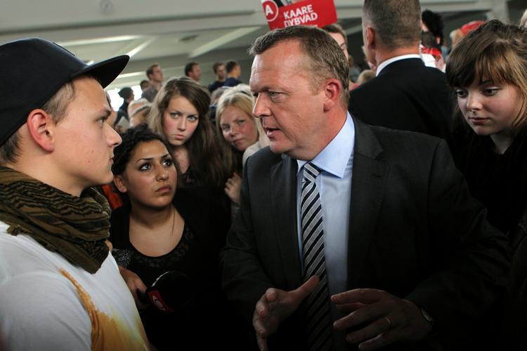 Valgkamp. Lars Løkke mødtes i dag med gymnasieelever i Holbæk men måtte finde sig i, at DSU også fører valgkamp. 