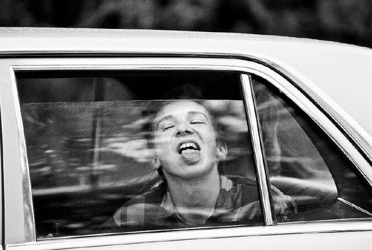 livet. Arcade Fire bruger en militært  indhegnet forstad til at gengive det kaos af følelser, de fleste må igennem, når de forlader barndommen.  Og det lykkes  overraskende godt. 