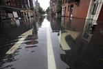 stormvarsel. Borgmester Michael Bloomberg afbrød lørdag al offentlig trafik i New York, hvilket blandt andet fik konsekvenser i underholdningskvarteret Broadway. 