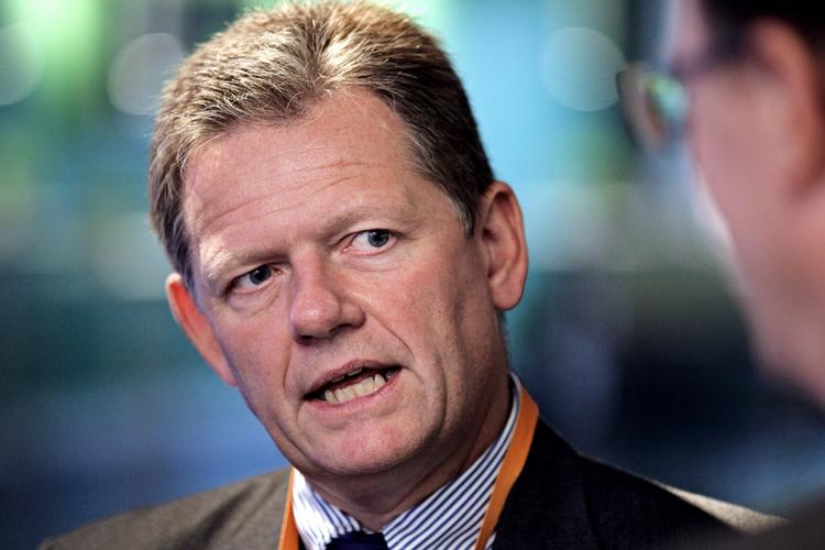Rundtur. Lars Barfoed er på besøg hos Siemens i Ballerup, men får også mange spørgsmål om andet end erhvervspolitik. 