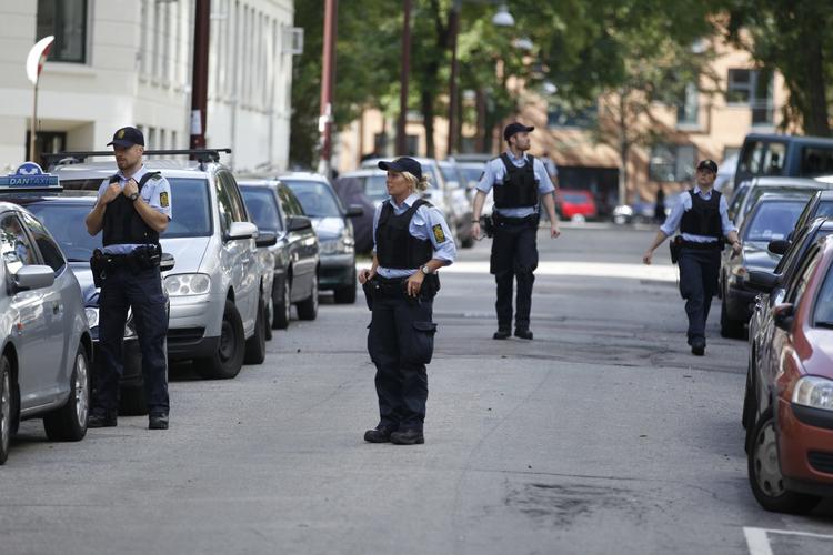 Attentat. Talrigt politi er på Amerikavej, hvor en mand er blevet dræbt og en anden såret ved et skyderi foran en moske. 