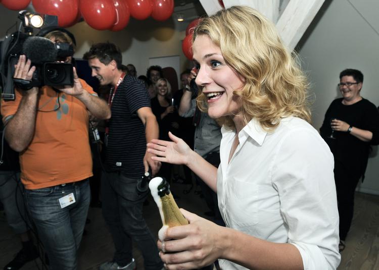 Succes. Enhedslisten fejrede, at valget blev udskrevet. Ifølge meningsmålingerne får politisk ordfører, Johanne Schmidt-Nielsen, også grund til at lukke champagnen op efter valget. 