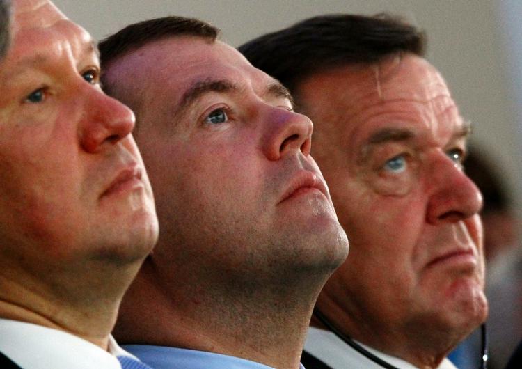Trio. Gazproms øverste chef, Alexei Millier (tv.) fotograferet sidste år sammen emd Ruslands præsident, Dmitri Medvedev (i midten), og Tysklands tidligere kansler Gerhard Schröder, som fik en toppost i selskabet, efter han trak sig fra politik. 
