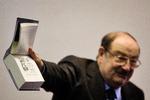 PRAKTISK. Umberto Eco slår gerne et slag for bogen som bæredygtigt medie. Her er det tilmed hans egen 'The Cemetery of Prague'. Arkivfoto: Sebastian Scheiner/AP