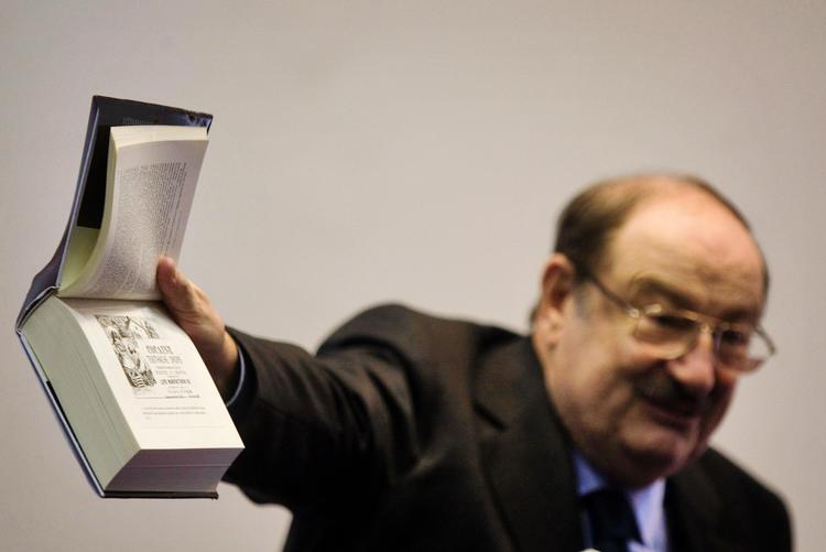 PRAKTISK. Umberto Eco slår gerne et slag for bogen som bæredygtigt medie. Her er det tilmed hans egen 'The Cemetery of Prague'. Arkivfoto: Sebastian Scheiner/AP