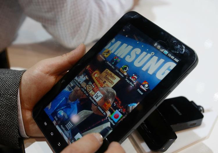 Ældre forbrugere over 55 år er storindkøbere af tabletcomputere viser nye tal fra USA. Her Samsungs Galaxy Tablet, som tager kampen op mod Apples iPad. 