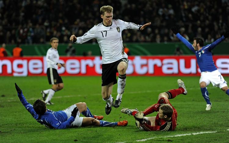 Rutineret. Trods sine 'kun' 26 år så har Per Mertesacker spiller 50 Europa Cup-kampe,  75 landskampe og over 200 gange i Bundesligaen. 