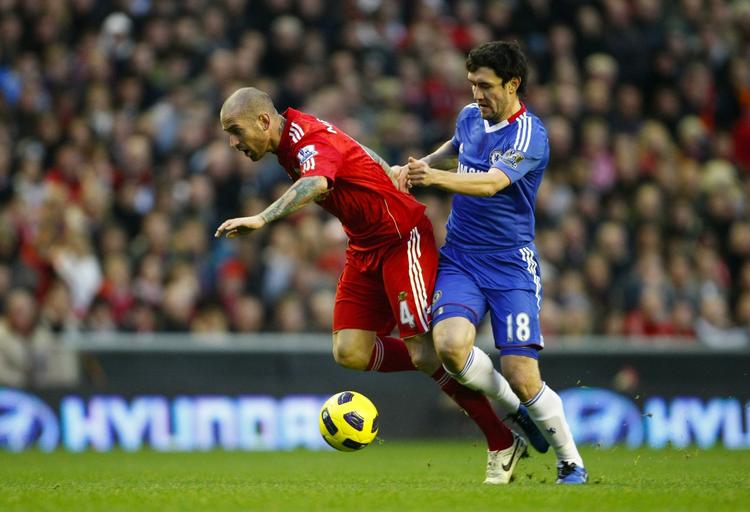 komet. 28-årige Raul Meireles (t.v.) spillede en framragende første sæson for Liverpool. 