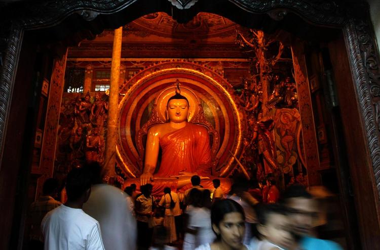 Ritual. Det diskuteres til stadighed, om buddhisme er religion, filosofi eller videnskab. Her fejrer buddhister på Sri Lanka, at det er fuldmåne. 