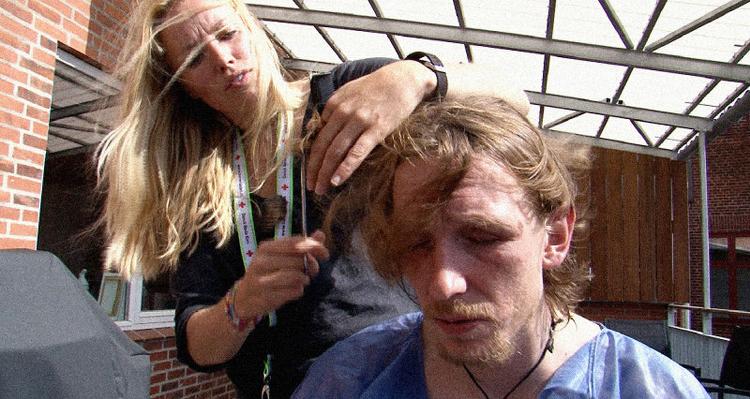 Hårpleje. Max bliver klippet af  sygeplejersken Tina i dokumentaren  'Så er der kaffe og heroin'. To gange om dagen udleverer Tina desuden sprøjter med heroin. 