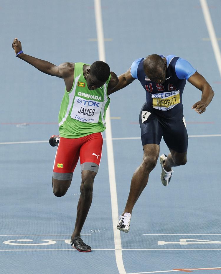 målfoto. Kirani James (t.v.) kom først. 