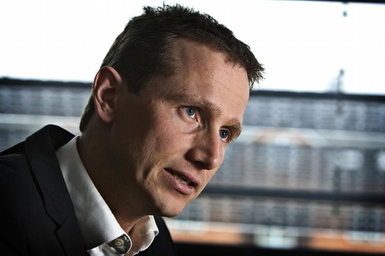 Arbejdstid. I 2009 ville Kristian Jensen hæve arbejdstiden med 10 minutter mere om dagen for at skabe holdbar finanspolitik. I dag tror han ikke på S-SF's 12 minutter mere arbejde. 