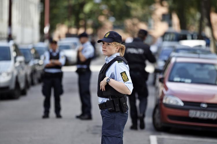 Gerningssted. Politiet var talstærkt til stede ved Amerikavej på Vesterbro, hvor der blev affyret adskillige skud. 