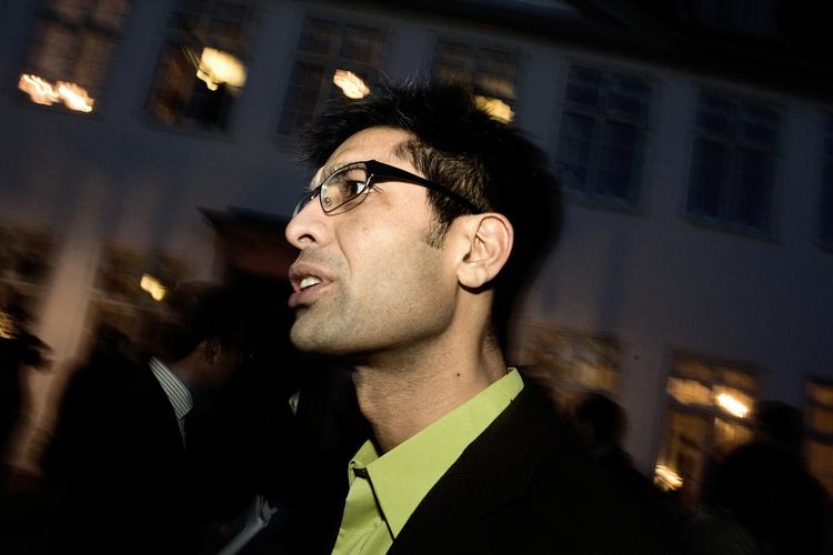 Overfaldet. SF'eren Kamal Qureshi blev slået, da han her til formiddag deltog i muslimernes store Eid-fest i Valby Hallen. 