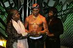Drive-by. I år er det 15 år siden, rapperen Tupac Shakur blev skudt. På dette foto fra 2006 ses han foreviget i voks i Madame Tussaud flankeret af sin tante Gloria Cox og søster Sekyiwa Shakur. 