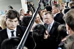 Sikkerhed. Statsminister Lars Løkke Rasmussen følges tæt af livvagter fra PET, når han færdes rundt i landet. Således også under sit besøg på Stenhus Gymnasium &amp; HF i Holbæk. 