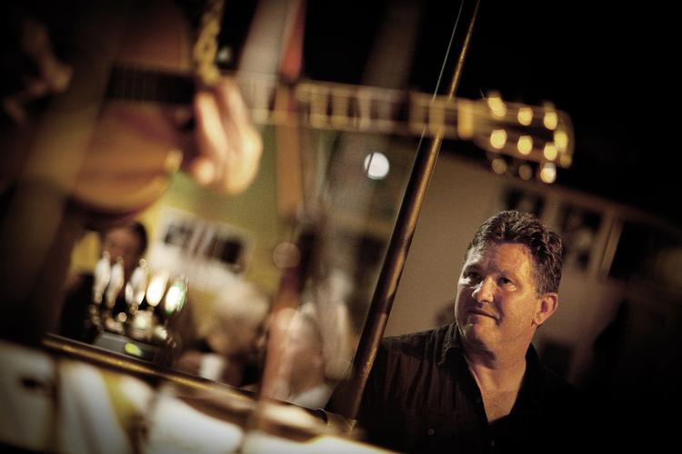Lidenskab. Knud Bidstrup tabte sit hjerte  til rocken som teenager. Han elsker stadig at komme ud at opleve musikerne live som her Troels Jensen Band på Mojo Blues Bar. 