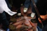 Pres. Cyprioter demonstrerer ved at træde på et billede af den totalitære præsident Bashar al-Assad foran den syriske ambassade på Cypern. 