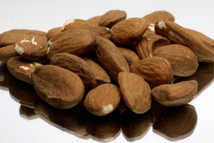 Overpris. Brødcroutoner koster mere end 200 kroner per kilo i supermarkedet, mens nødder kan have en kilopris på helt op til 500 kroner. 