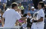 sejrsrække. Novak Djokovic (th) fik en let start på US Open, da Conor Niland (tv) måtte opgive med maveforgiftning. 