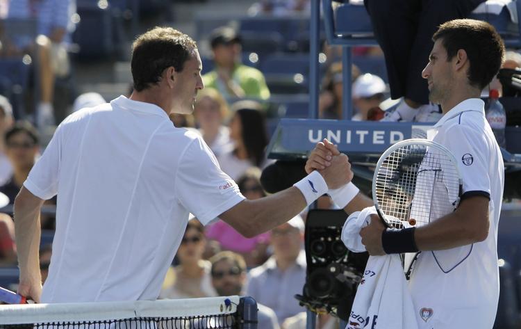 sejrsrække. Novak Djokovic (th) fik en let start på US Open, da Conor Niland (tv) måtte opgive med maveforgiftning. 
