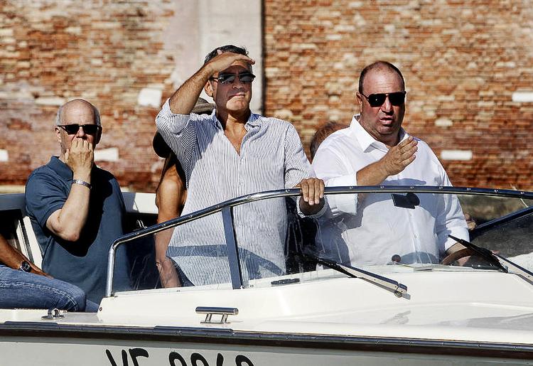 Ohøj! George Clooney ankom til Venedig i går. Standsmæssigt, men dog ikke i en gondol. I aften åbner hans nye film, 'Ides of March', den 68. filmfestival i Venedig. 